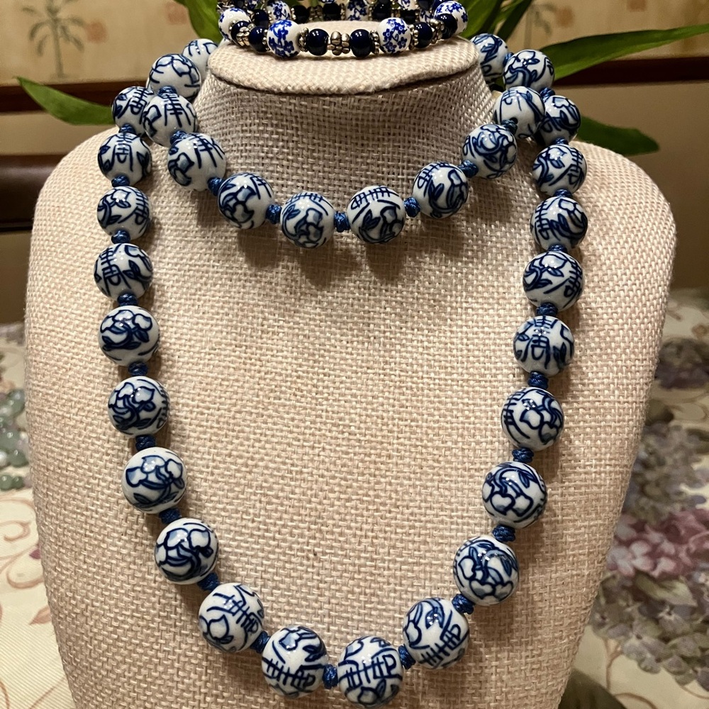 CHINESE PORCELAIN HAND KNOTTED AND PAINTED BEADED NECKLACE AND BRACELET